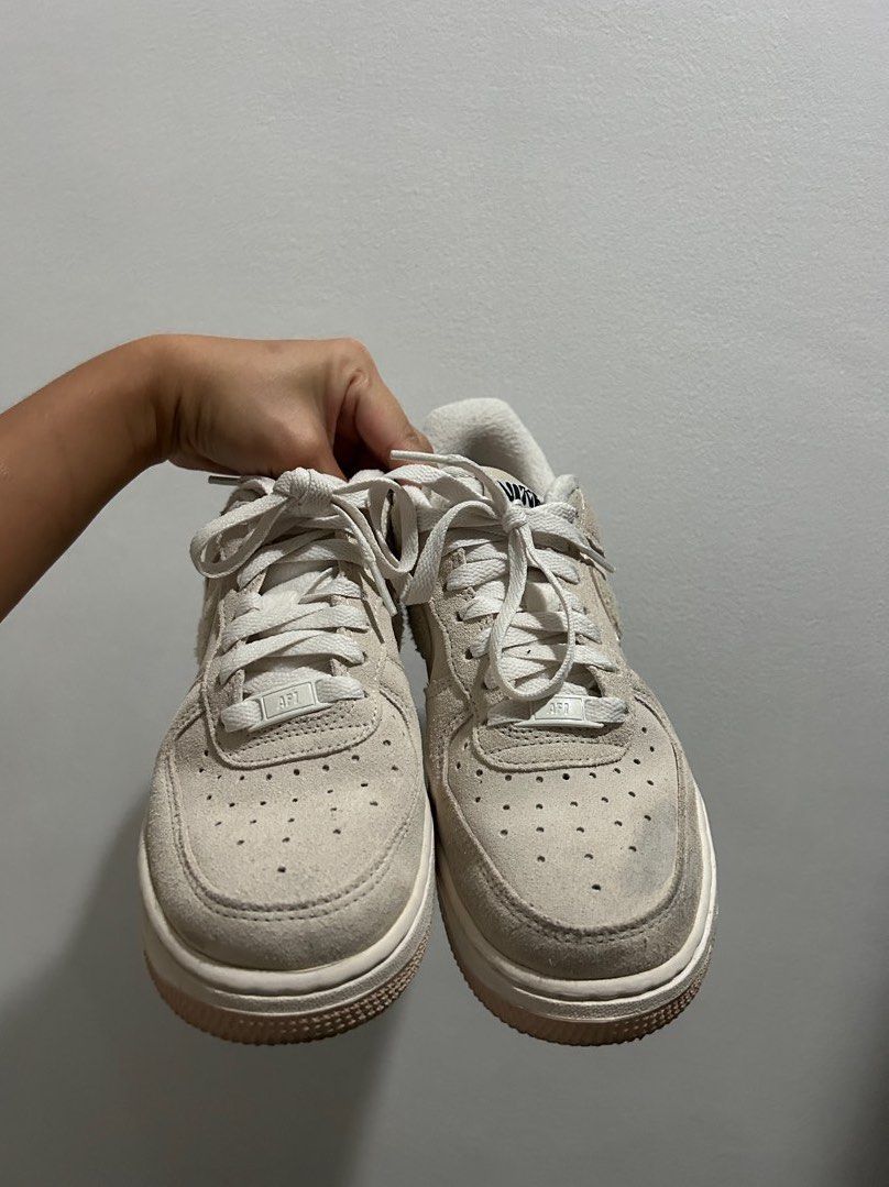Nike Air Force 1 '07 SE Sandstorm Size 7 (Category: Sneakers) located in Quezon City. Submitted by fruitycloset (Listing ID 1256393483, Image 2). Description: NIKE AIR FORCE 1 '07 SE in Sandstorm Size: 7 Womens Material: Suede upper Cute iteration of Nike logo on back Has issue on left shoe by toe side but can still be cleaned (please see photo for reference) Mode of Payment: Gcash only Buyer takes care of shipping after proof of payment has been