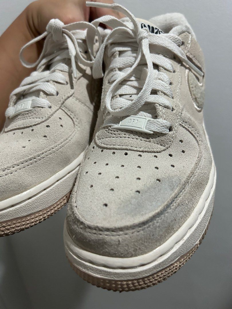 Nike Air Force 1 '07 SE Sandstorm Size 7 (Category: Sneakers) located in Quezon City. Submitted by fruitycloset (Listing ID 1256393483, Image 3). Description: NIKE AIR FORCE 1 '07 SE in Sandstorm Size: 7 Womens Material: Suede upper Cute iteration of Nike logo on back Has issue on left shoe by toe side but can still be cleaned (please see photo for reference) Mode of Payment: Gcash only Buyer takes care of shipping after proof of payment has been