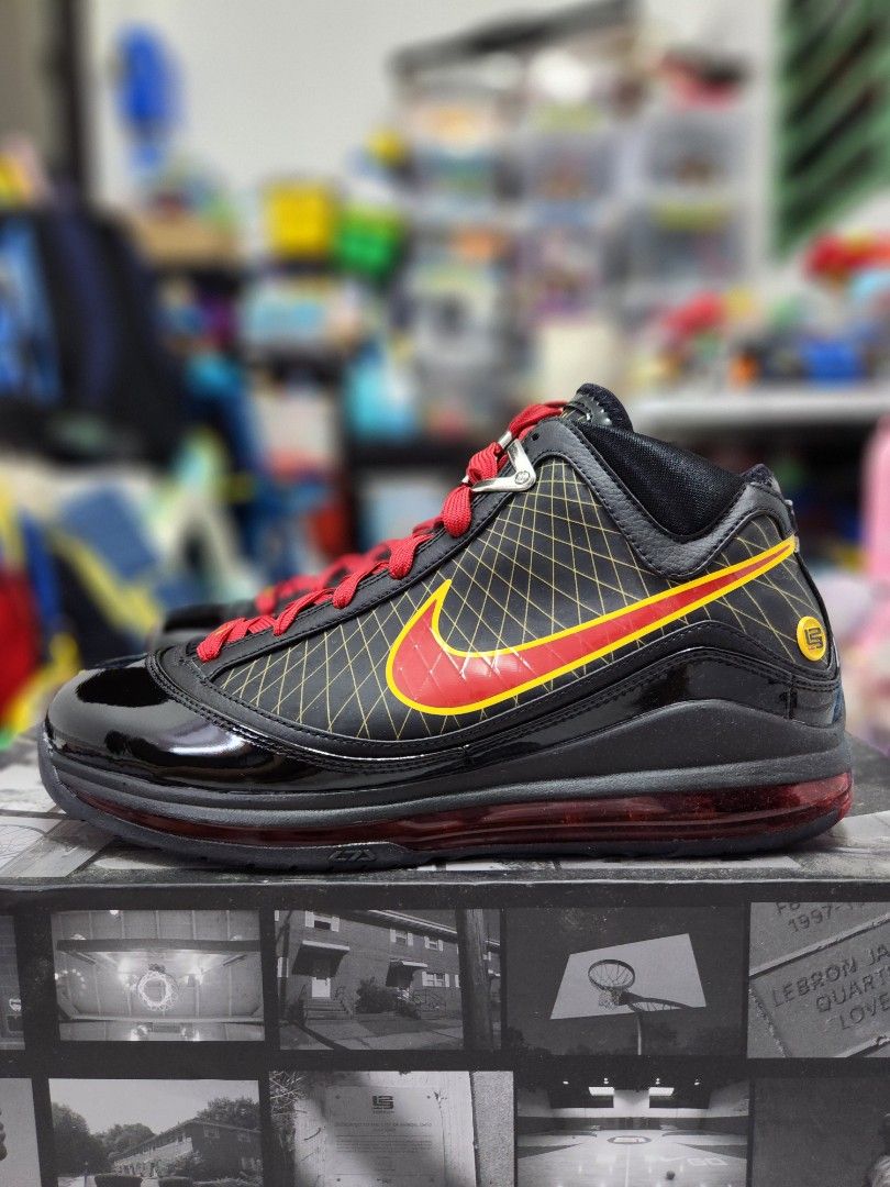 Lebron store 7 sneakers