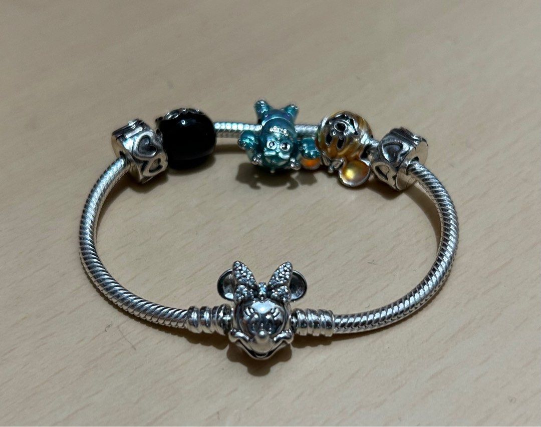Pandora 手鏈 （分類：手鍊）位於 Hong Kong。 由 yhh_1147 提交（商品編號 1256452117，圖片 1）。簡介： Pandora Disney - charm & bracelet 迪士尼系列 怪獸公司毛毛 米奇南瓜頭 超人特攻隊衣夫人 米妮鏈 加兩個心心扣 99成新。