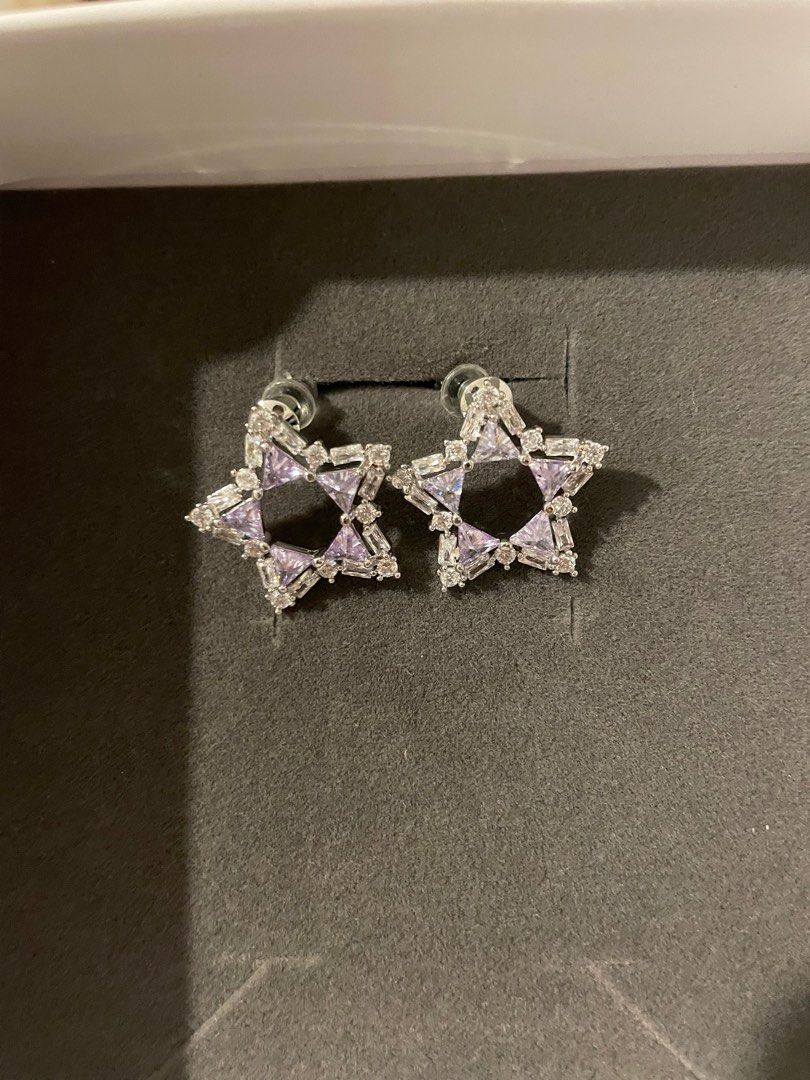 White store star earrings