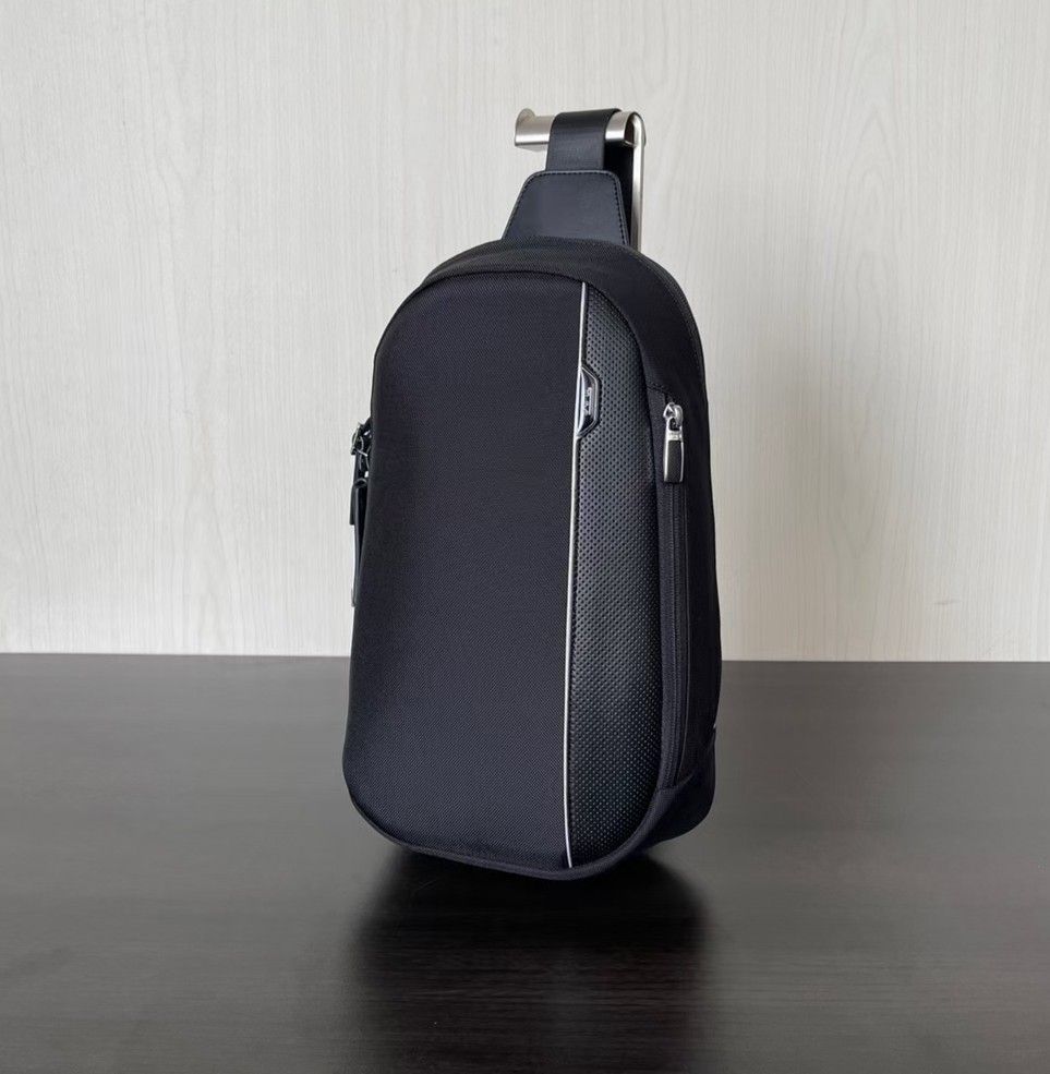 Tumi arrive sling hotsell