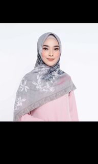 ZM Zaskia Mecca - Palembang Abu Khaky Scarf Kerudung Segi Empat Ultra Sonic