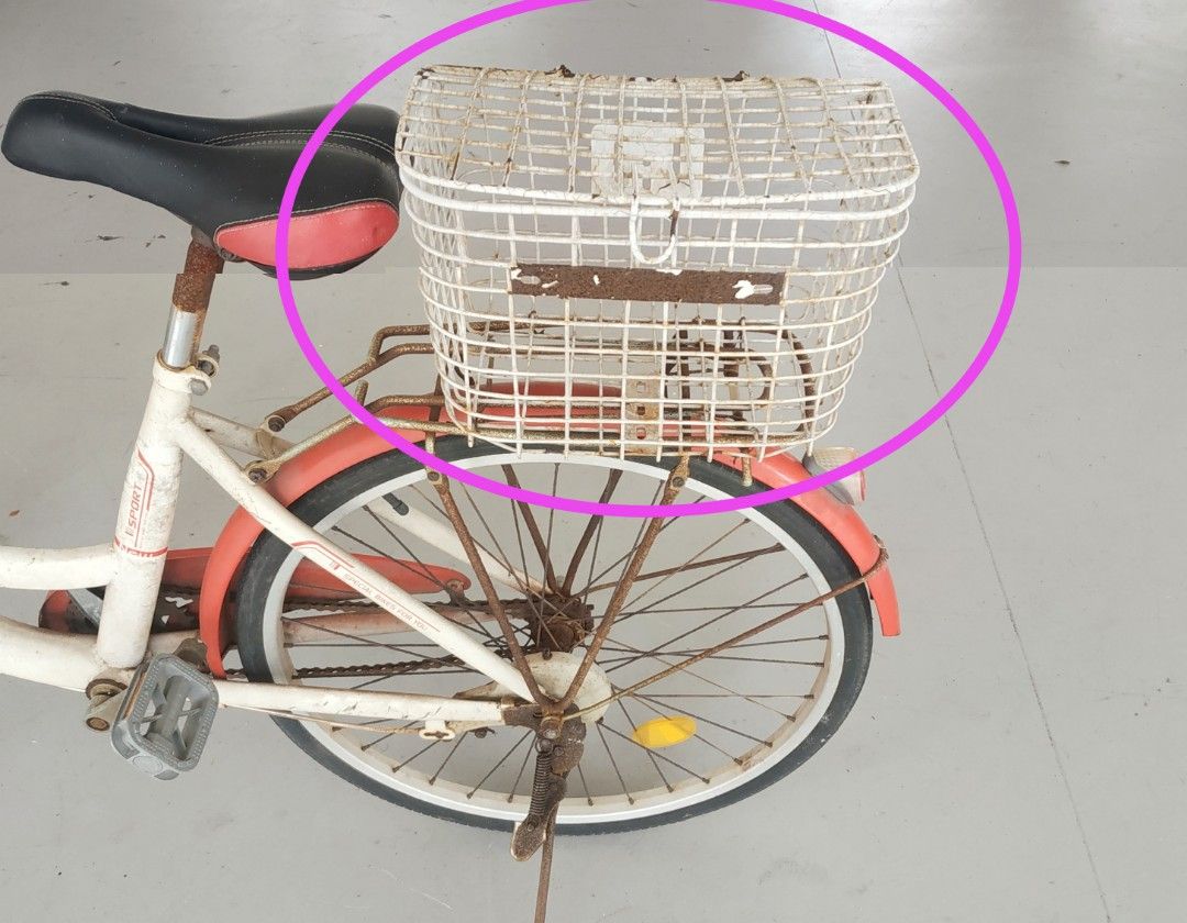 Lockable bike basket top