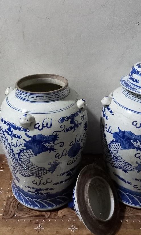 Antique porcelain Jar (Category: Vases & Decorative Bowls) located in Manila. Submitted by aikahzdm (Listing ID 1256563694, Image 3). Description: Fs, Antique blue and white porcelain pair dragon jar with Foodog on top. Good condition those who are Interested kindly sent my Inbox. 🙂 COD.