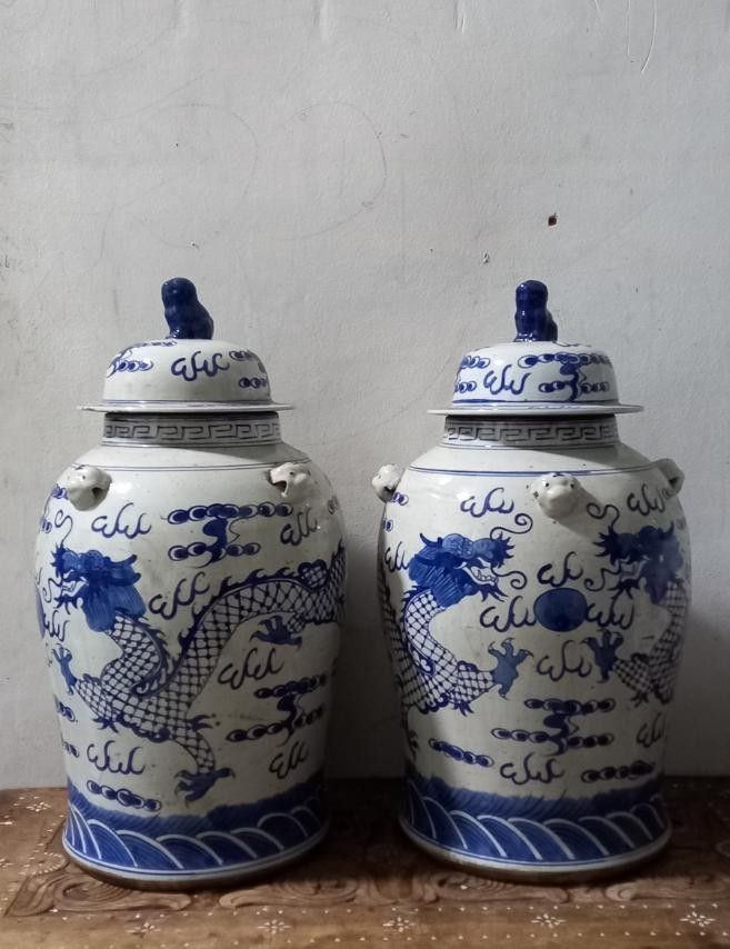 Antique porcelain Jar (Category: Vases & Decorative Bowls) located in Manila. Submitted by aikahzdm (Listing ID 1256563694, Image 2). Description: Fs, Antique blue and white porcelain pair dragon jar with Foodog on top. Good condition those who are Interested kindly sent my Inbox. 🙂 COD.