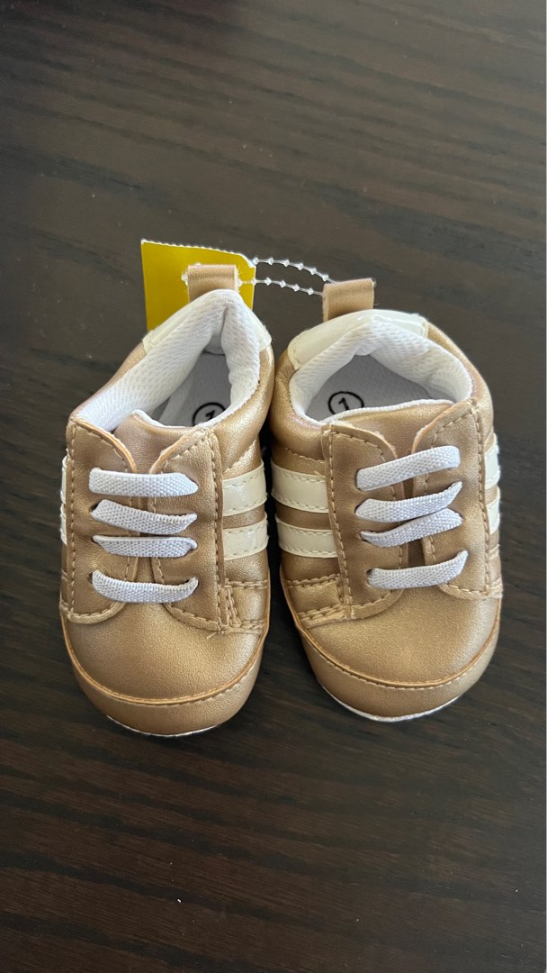 Newborn girl store adidas shoes