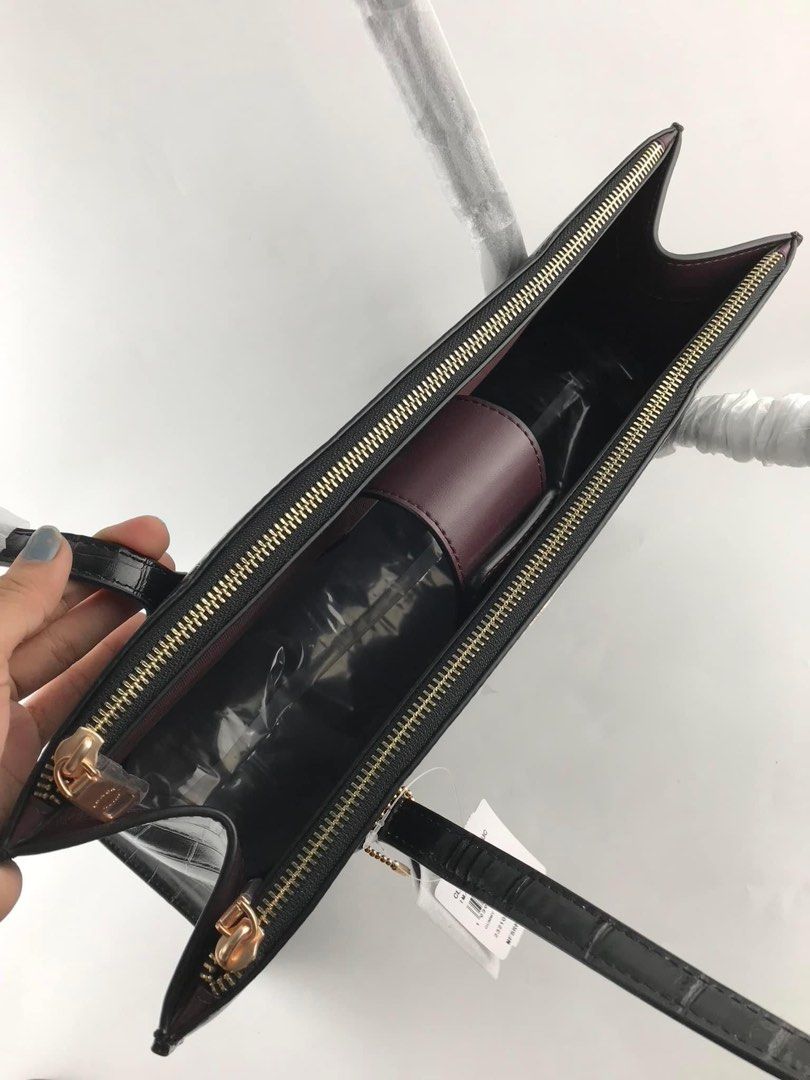 Coach Nina Caryall (Category: Luxury Bags & Wallets) located in Pasig City. Submitted by mgmanila (Listing ID 1256607621, Image 3). Description: Coach Nina Carryall Dimensions;36*28*8cm 3,000 ✔️Cash on Pickup (COP) via LBC available ✔️Cash on Delivery (COD) available ✔️MOP: Gcash,Maya And Bank transfer ✔️Shipping via Lalamove, Grab and Joyride ✔️Yes to Same day delivery🥰 📩DM us for more info or any inquiries📩 DISCLAIMER: MG MNL is not associat