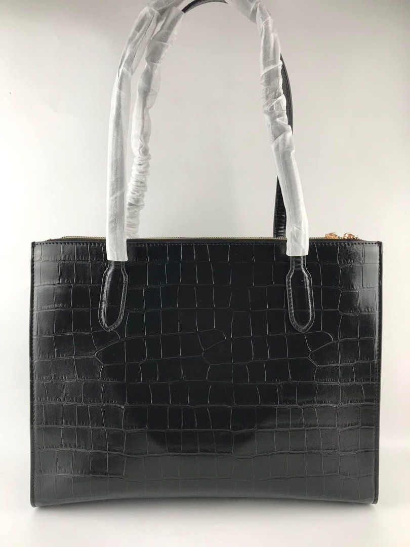 Coach Nina Caryall (Category: Luxury Bags & Wallets) located in Pasig City. Submitted by mgmanila (Listing ID 1256607621, Image 2). Description: Coach Nina Carryall Dimensions;36*28*8cm 3,000 ✔️Cash on Pickup (COP) via LBC available ✔️Cash on Delivery (COD) available ✔️MOP: Gcash,Maya And Bank transfer ✔️Shipping via Lalamove, Grab and Joyride ✔️Yes to Same day delivery🥰 📩DM us for more info or any inquiries📩 DISCLAIMER: MG MNL is not associat