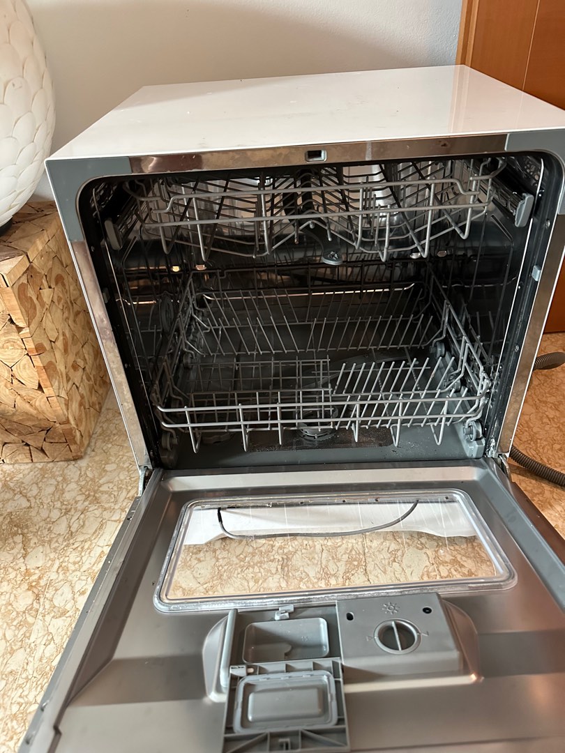 Electrolux 8 dishes *** Not working, TV & Home Appliances, Kitchen