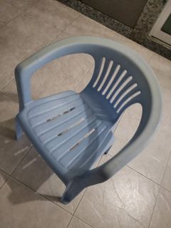 Free plastic arm chair for toddlers (1 only)