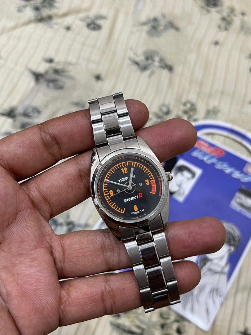 Initial outlet quartz watch