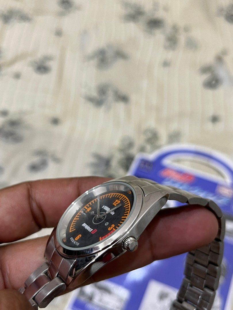 Initial quartz watch top