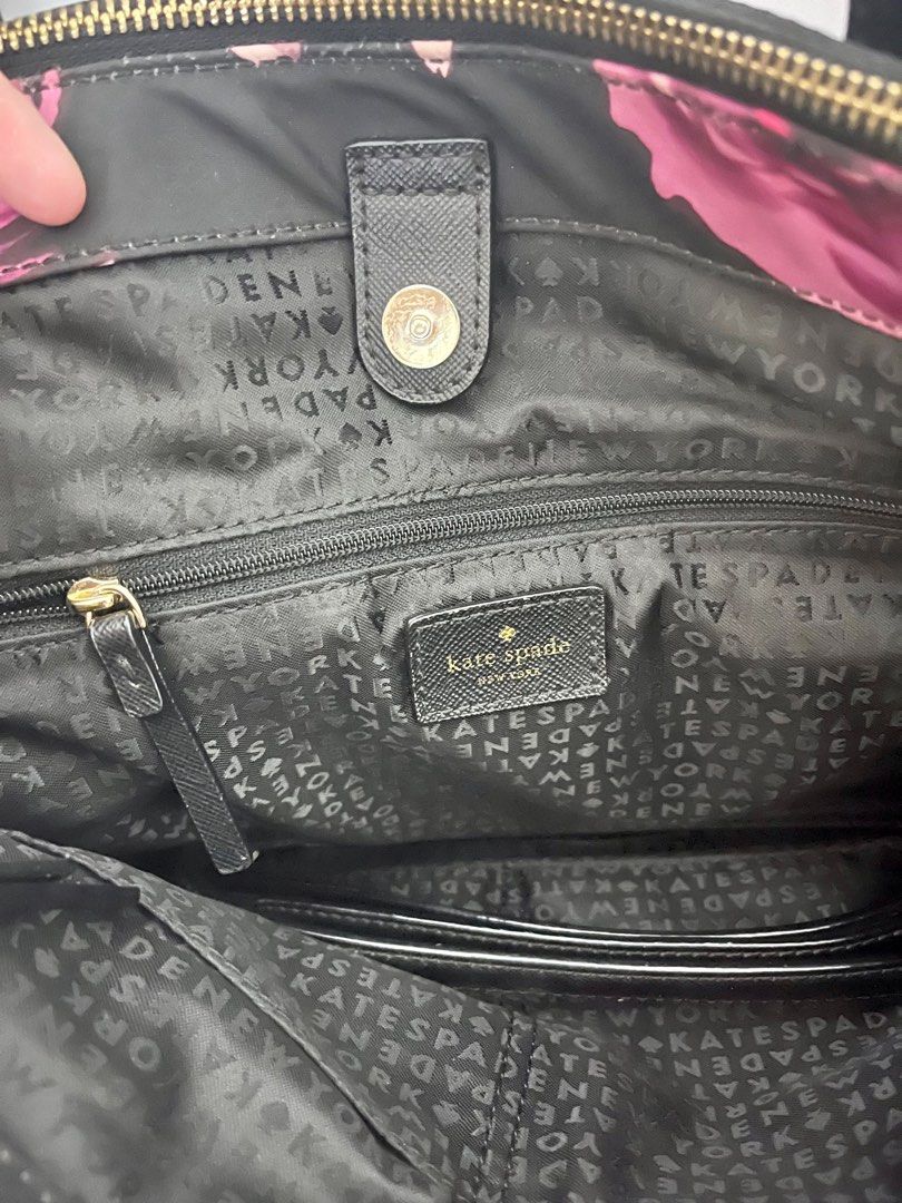 Kate Spade Bag (Category: Luxury Bags & Wallets) located in San Pedro. Submitted by gladysmayflores (Listing ID 1256605586, Image 3). Description: Lightly used kate spade nylon bag with strap. Rfs: Decluttering.