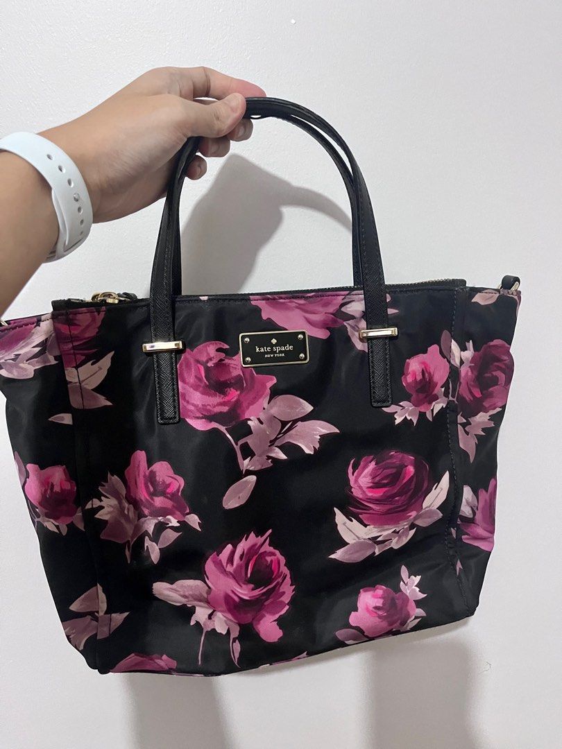 Kate Spade Bag (Category: Luxury Bags & Wallets) located in San Pedro. Submitted by gladysmayflores (Listing ID 1256605586, Image 1). Description: Lightly used kate spade nylon bag with strap. Rfs: Decluttering.