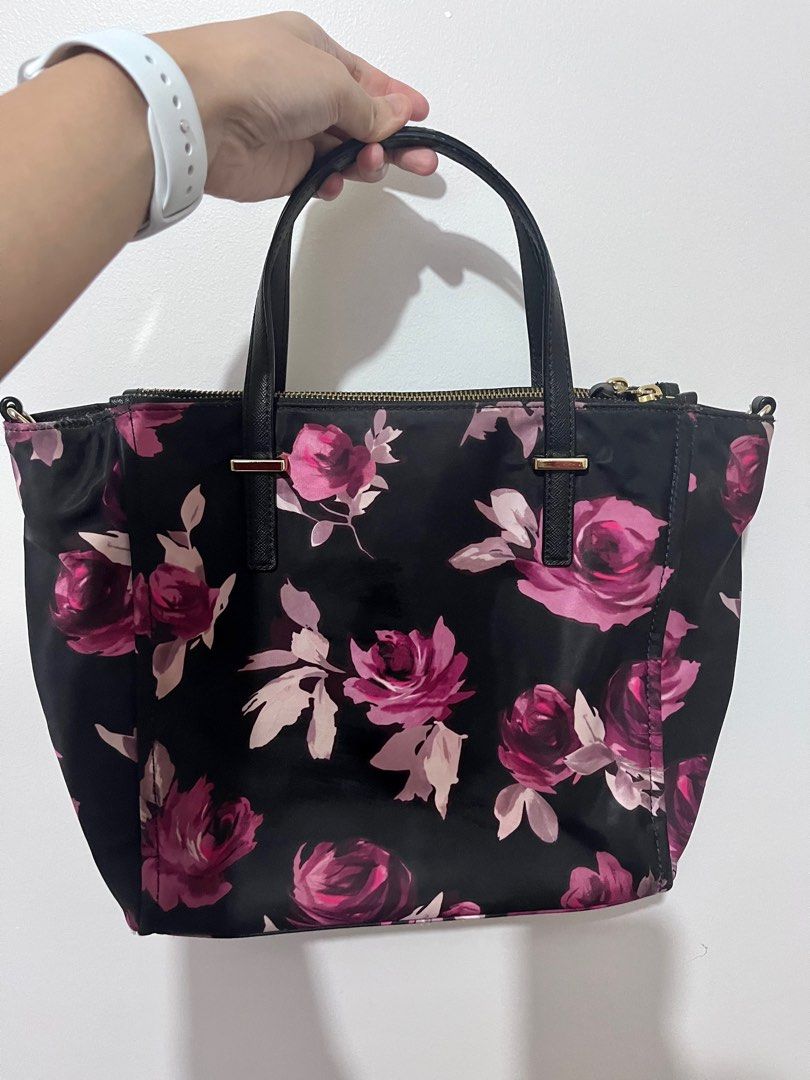 Kate Spade Bag (Category: Luxury Bags & Wallets) located in San Pedro. Submitted by gladysmayflores (Listing ID 1256605586, Image 2). Description: Lightly used kate spade nylon bag with strap. Rfs: Decluttering.