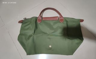 Longchamp  手袋，沒有污漬，四角有少少磨損（如圖）。 真品，購自專門店， made in france