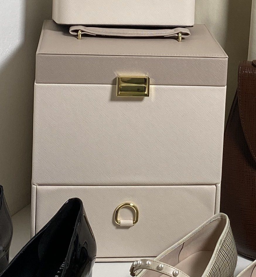 Makeup Box (Category: Makeup) located in Kuala Lumpur. Submitted by ntsharusli (Listing ID 1256517944, Image 3). Description: .