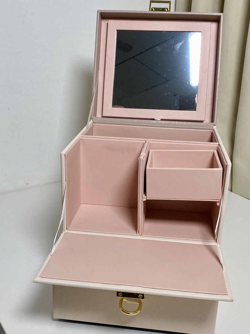 Makeup Box (Category: Makeup) located in Kuala Lumpur. Submitted by ntsharusli (Listing ID 1256517944, Image 2). Description: .
