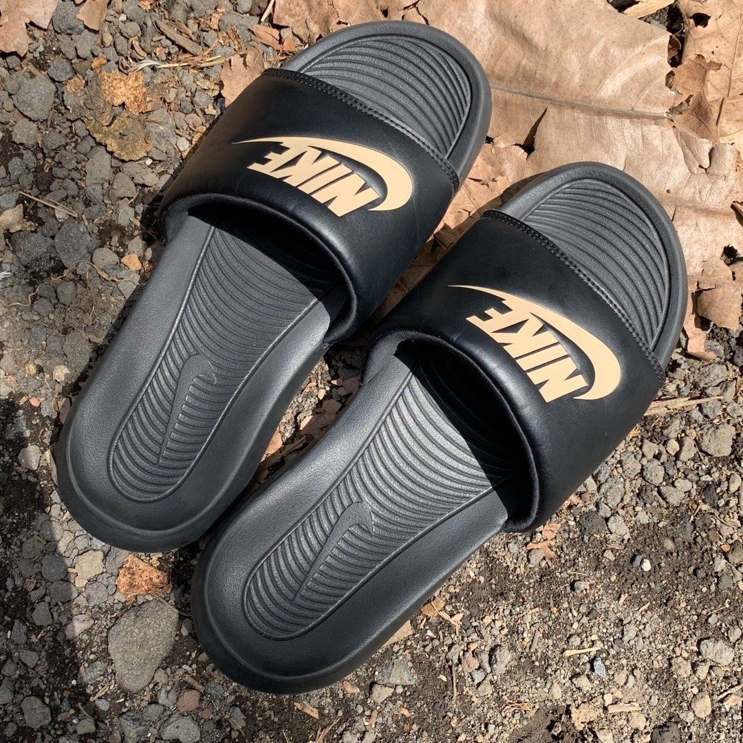 Metallic gold nike slides store