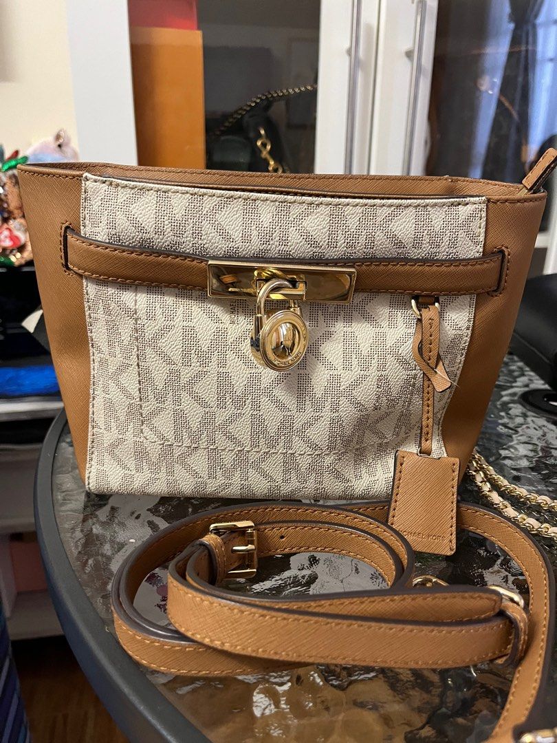 Micheal kors sling bag (Category: Luxury Bags & Wallets) located in Manila. Submitted by luxurylovefinds88 (Listing ID 1256538659, Image 3). Description: 4000 nalang po.