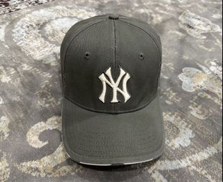 Supreme x MLB New York Yankees SS Top Airbrush White FW21 - Buy and Sell L