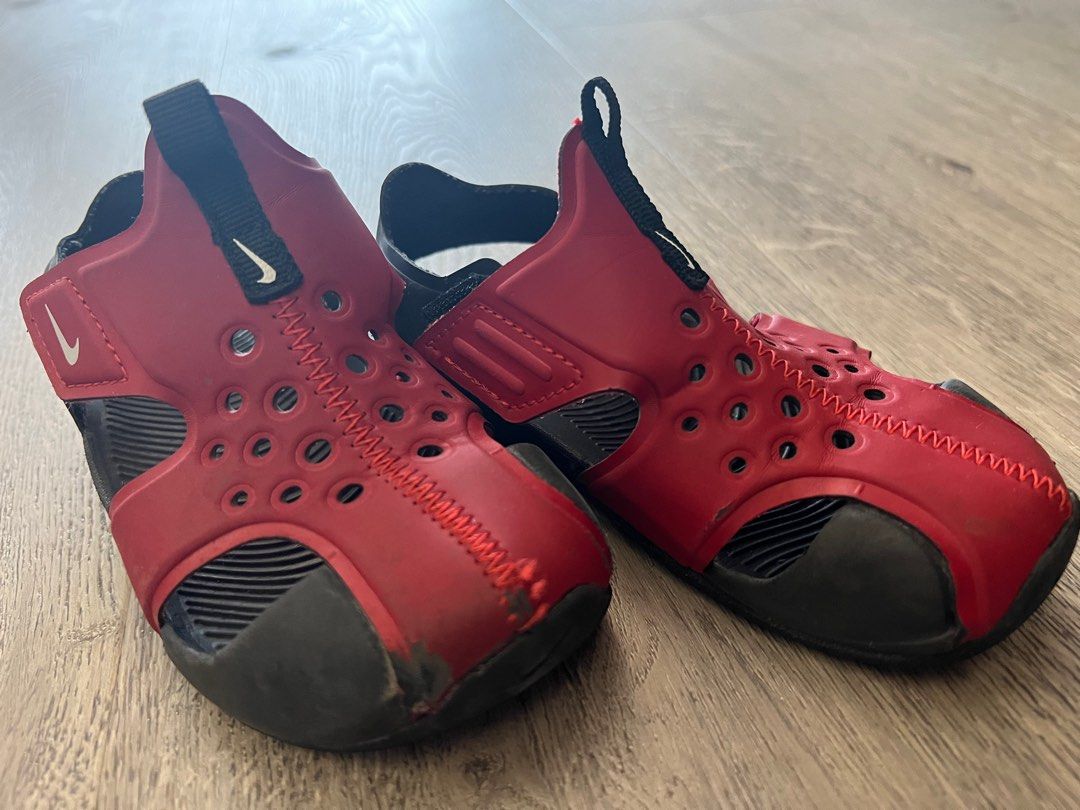 Red on sale nike sandals