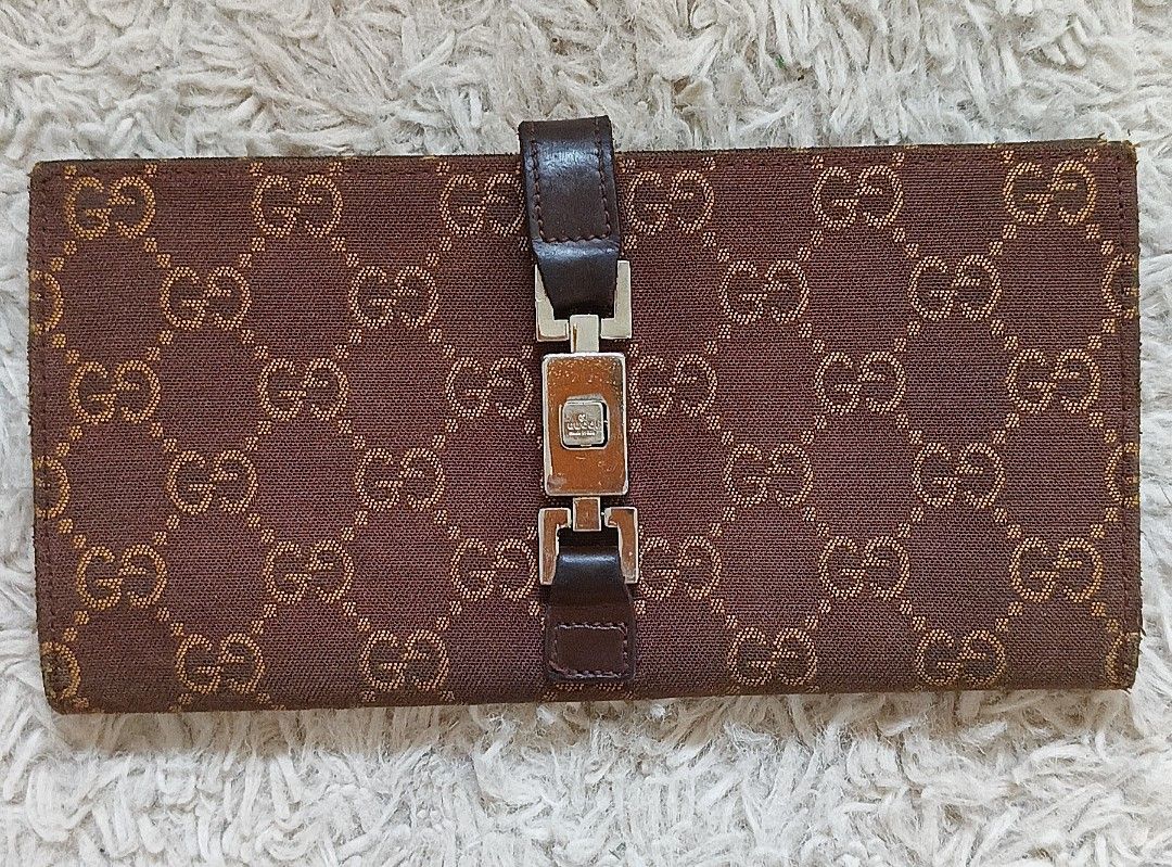 How much does clearance a gucci wallet cost