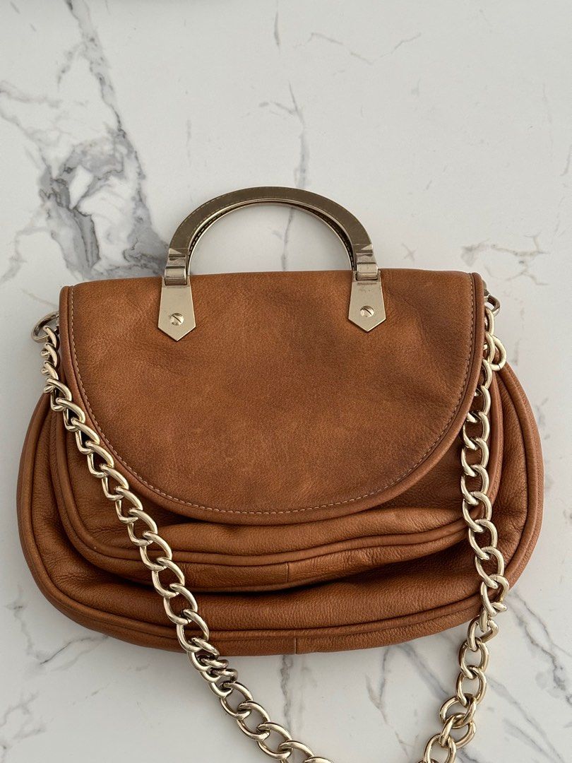 Oroton Handbag (Category: Women's Bags & Wallets) located in Melbourne. Submitted by torziiez (Listing ID 1256469793, Image 2). Description: Oroton handbag featuring beautiful leather material with gold hardware, looking for a new home! .