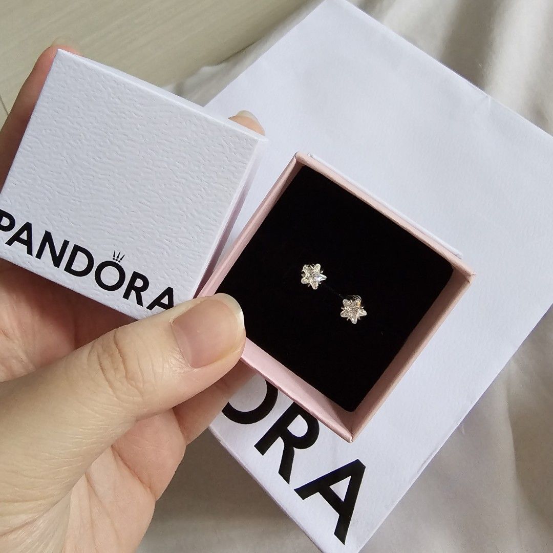 Pandora sparkling store star stud earrings