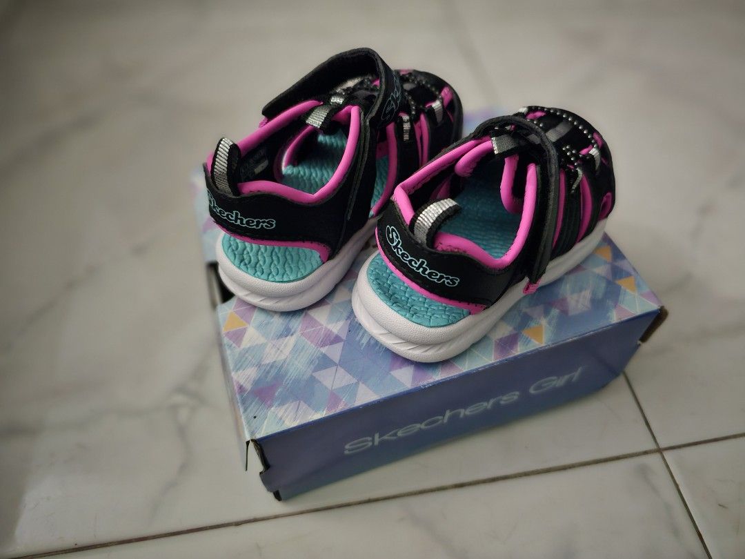 Girls pink sketchers outlet