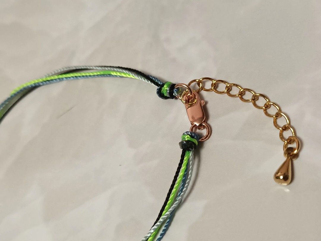 Strings bracelet （分類：手鍊）位於 Hong Kong。 由 rabitart 提交（商品編號 1256501072，圖片 5）。簡介： 四條，就是四的新概念，效果看圖。 亦有換繩服務。 在斷線前換左佢，可保障遺失。 我收到後1,2天可以幫你完成變身。 記得先來你的RedLine相片報價。 ☎️可以留言/whatsapp查詢。 💰 接受多種付款方式 📮 平郵或順豐客付 #rabit工匠 #handmade #love #diy #bracelet #art #jewelry #string #stringcolor #Changecolor #redlineparis #redline #repairbracelet #colors #accessories #braceletrepaire #紅線 #換色 #手繩diy #手工 #首飾維修 #維修。