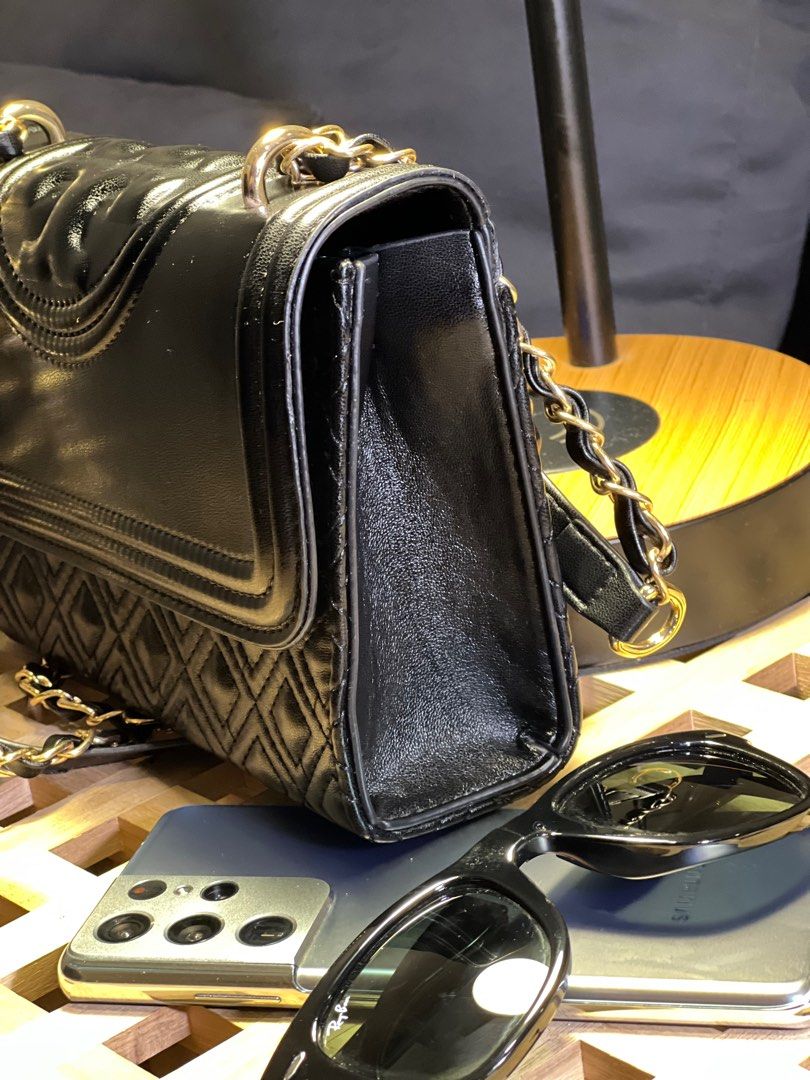Tory Burch fleming quilted leather convertible NGA! (Category: Luxury Bags & Wallets) located in Makati City. Submitted by affordableeleganceemporium (Listing ID 1256649963, Image 3). Description: The Tory Burch Fleming Quilted Leather Convertible Shoulder Bag (NGA) is a luxurious and versatile accessory that embodies the brand’s timeless elegance and craftsmanship. Here’s what makes it stand out: 1. **Quilted Leather:** The bag features exquisit