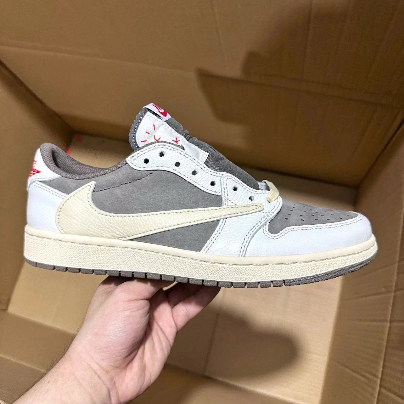 Travis scott jordan hotsell 1 9.5
