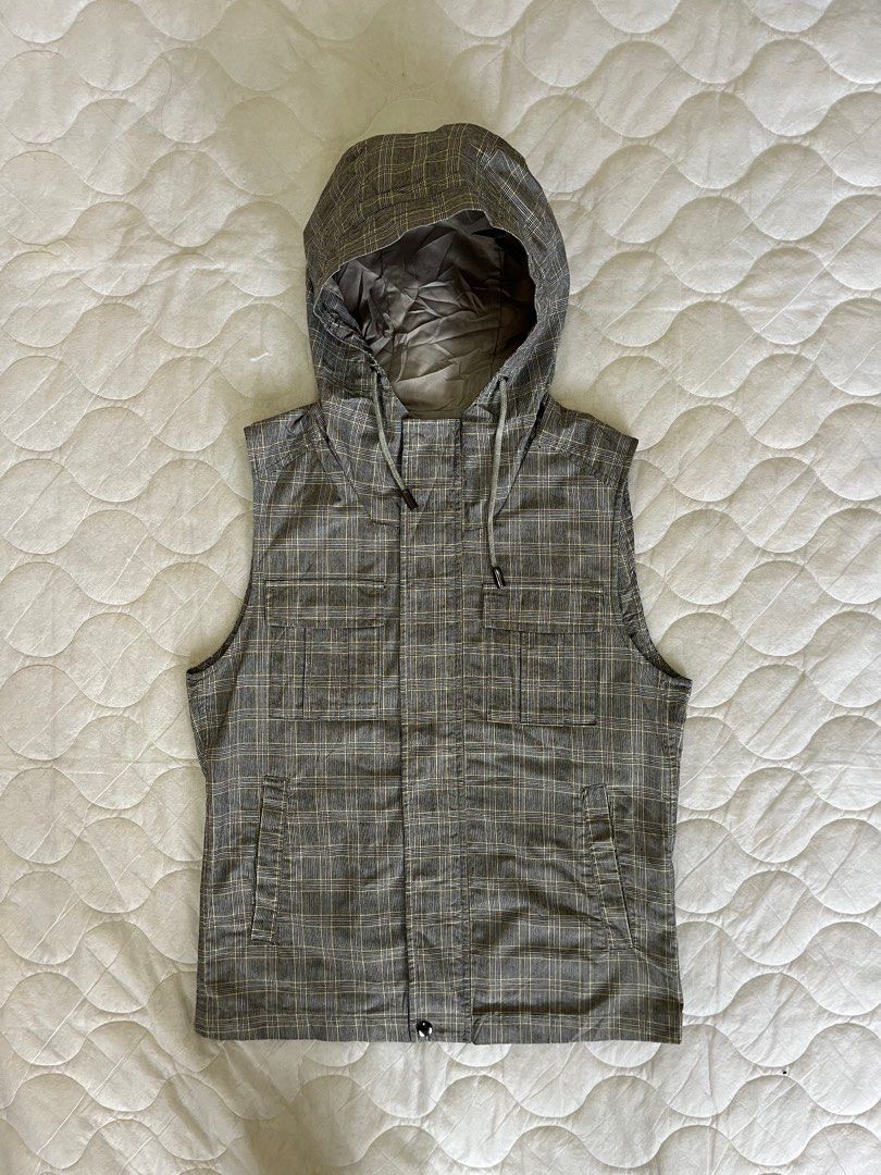 Uniqlo Plaid Sleeveless Hoodie Vest, Women's Fashion, Coats, Jackets and  Outerwear on Carousell