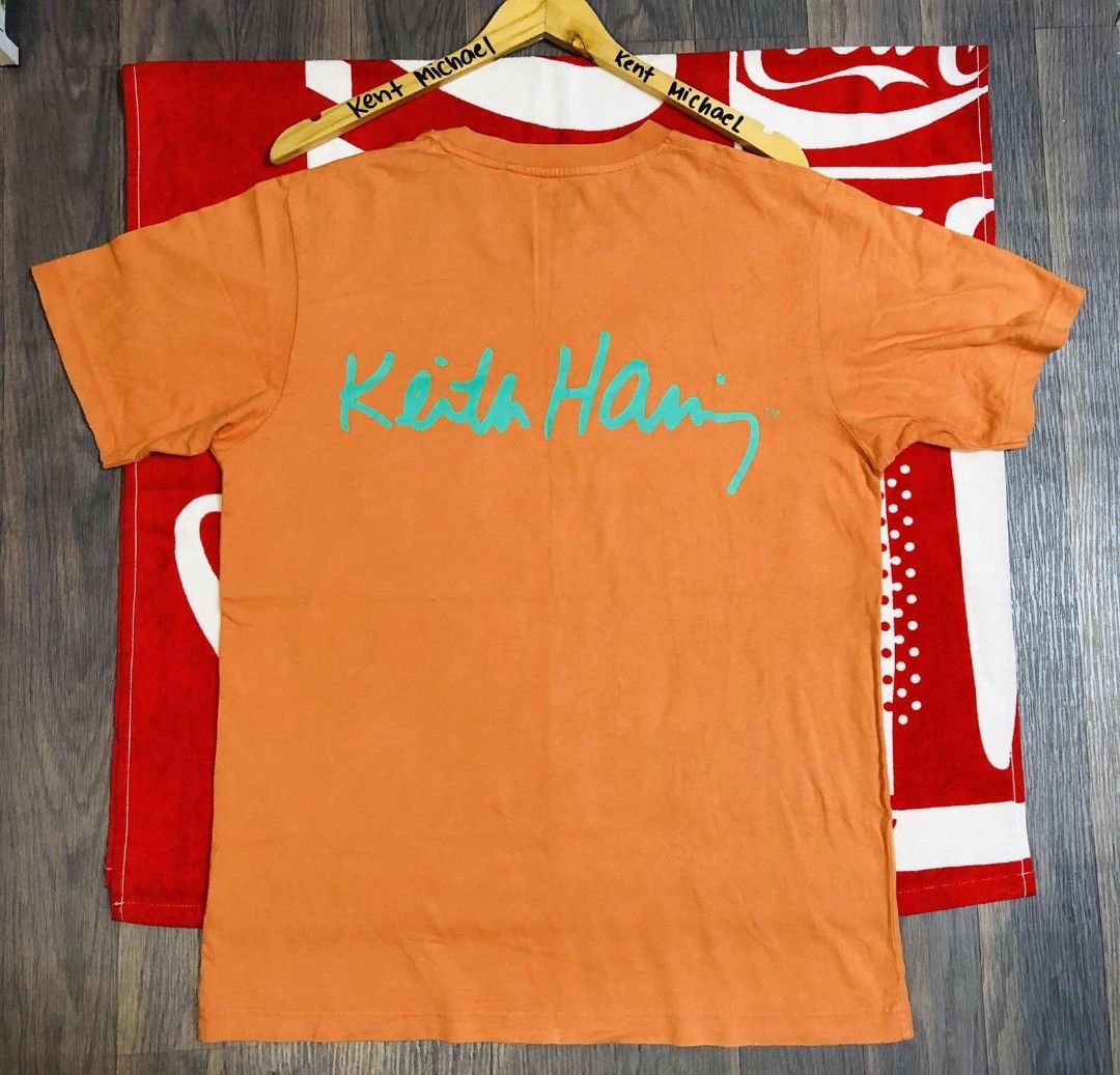 Uniqlo x Keith Harring Pocket Tee (Category: Tshirts & Polo Shirts ) located in Manila. Submitted by kenthrift2000 (Listing ID 1256588135, Image 3). Description: Uniqlo x Keith Harring Pocket Tee with backhit "Keith Harring" Dimensions: 21x28.