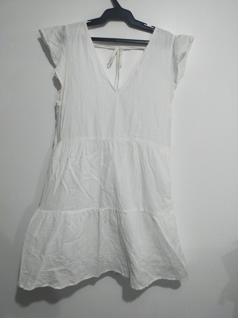 White Cotton Mini Dress with side pockets (Category: Dresses) located in Quezon City. Submitted by gzerimar (Listing ID 1256572390, Image 3). Description: Barely used. With inner lining and two side pockets. Mini dress length RFS: Decluttering.