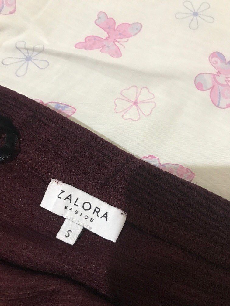 Zalora Maroon Skirt (Category: Skirts) located in Antipolo. Submitted by random.findss (Listing ID 1256604712, Image 2). Description: - used once for an event - fits perfectly to my 26 inch waistline (im 5’0).