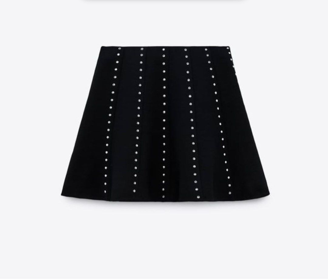 ZARA Black Skirt w/ tag (Category: Skirts) located in Manila. Submitted by _bachii (Listing ID 1256603920, Image 1). Description: 100% original and brand new!! With tag pa (2,295 on tag), bought from ZARA store. Size : Small (W26).