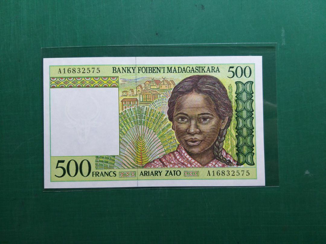 1994年{非洲}馬達加斯加500法郎A冠首版A16832575全新直版UNC級, 興趣及遊戲, 收藏品及紀念品, 錢幣- Carousell