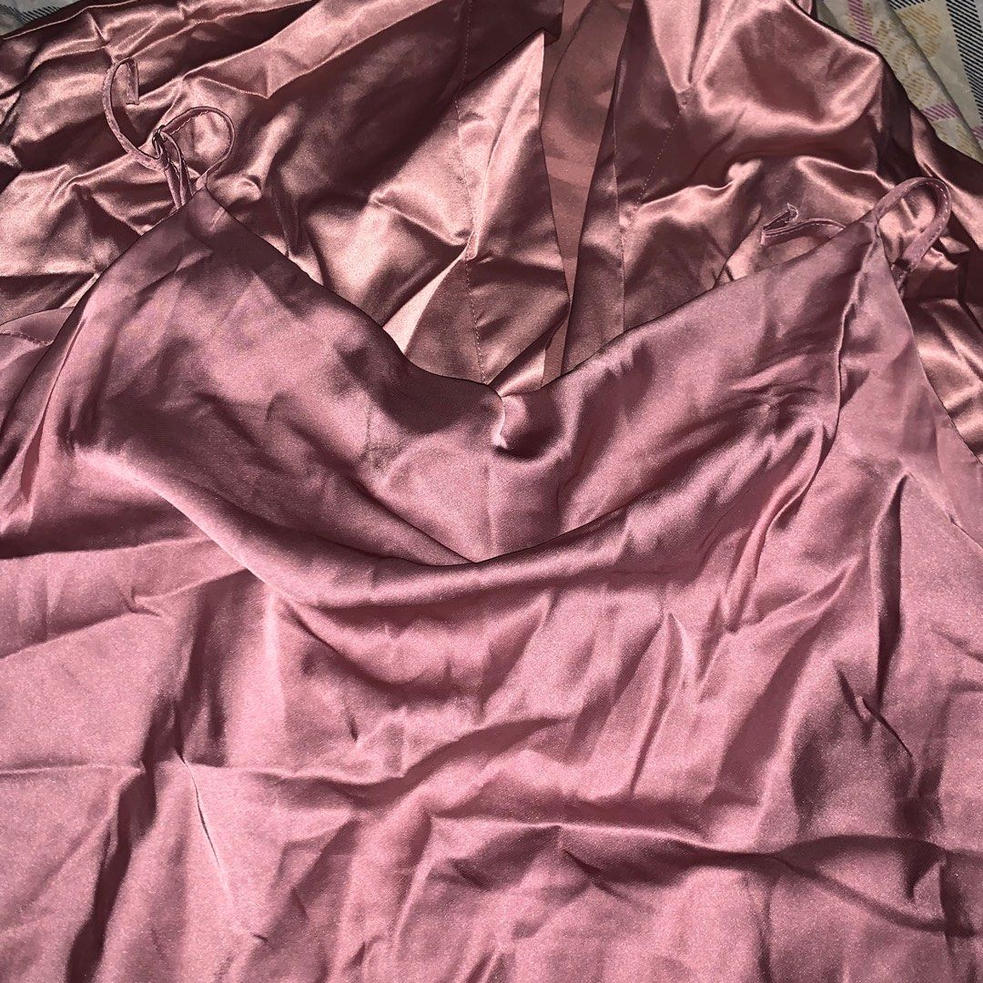 2in1 Silk Dress with Robe (Category: Dresses) located in Taguig. Submitted by helpme_declutteeer (Listing ID 1256672879, Image 3). Description: Super yayamanin. Rare color (rose gold). Hindi lang masyadong halata sa photo kasi gusot. Tamad na ko magplantsa. Please see last photo kapag nakasuot sa manequin. Yung dress niya pwedeng pang party. Makapal yung robe at with bulsa.