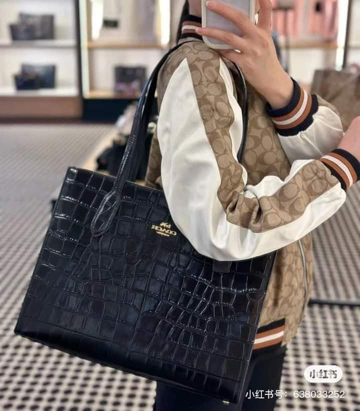 🍀 CCH Nina Carryall Tote (Category: Luxury Bags & Wallets) located in Manila. Submitted by shan_kenz (Listing ID 1256655009, Image 1). Description: 🍀 CCH Nina Carryall Tote ▪️ Size: 36*28*8cm 💰 P2,200 ▪️Actual photo ▪️Plus SF.