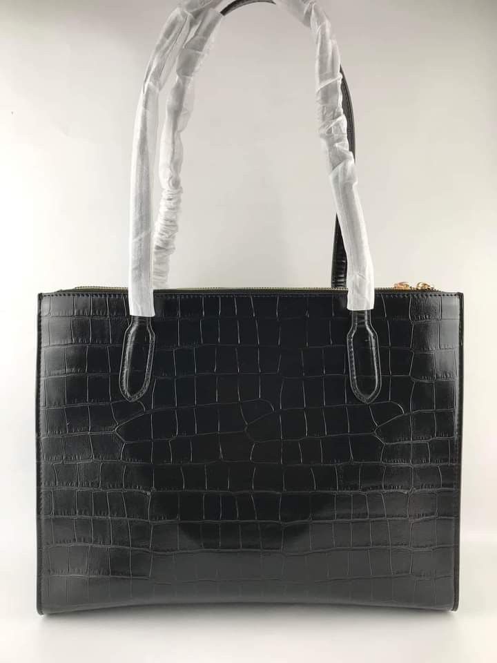 🍀 CCH Nina Carryall Tote (Category: Luxury Bags & Wallets) located in Manila. Submitted by shan_kenz (Listing ID 1256655009, Image 3). Description: 🍀 CCH Nina Carryall Tote ▪️ Size: 36*28*8cm 💰 P2,200 ▪️Actual photo ▪️Plus SF.