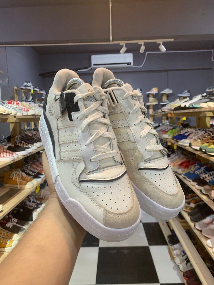 exhibit low cream white black