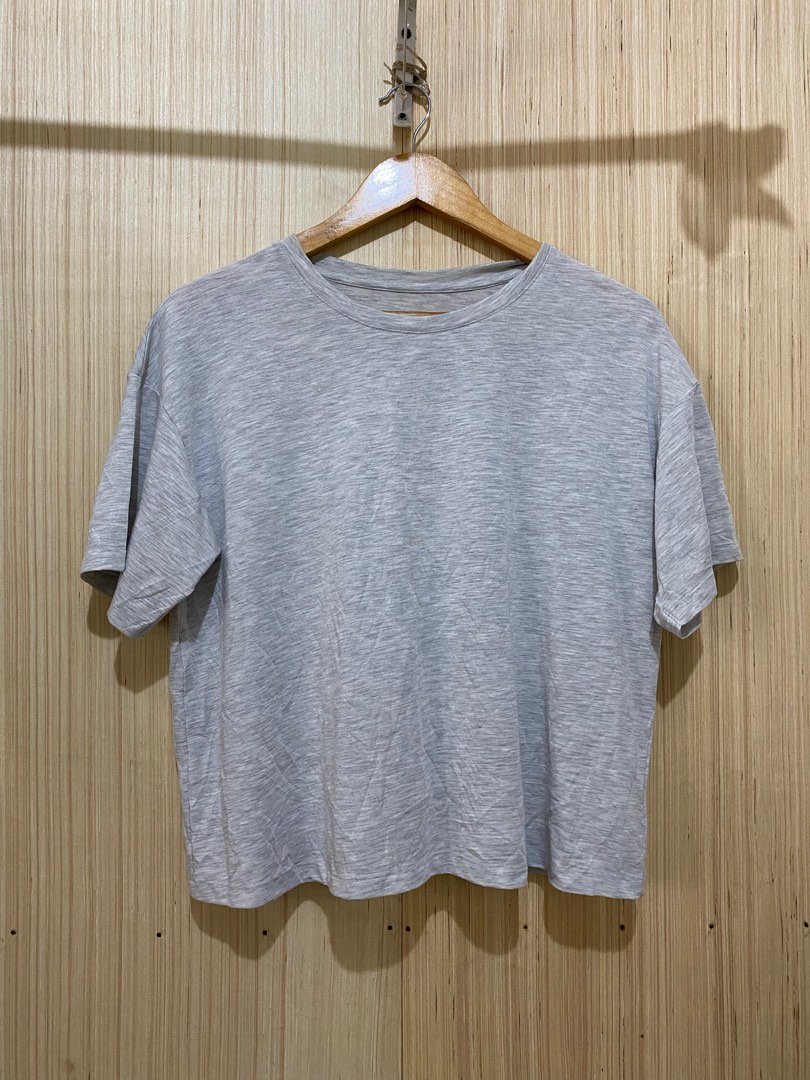 Airism crop, Women's Fashion, Tops, Blouses on Carousell