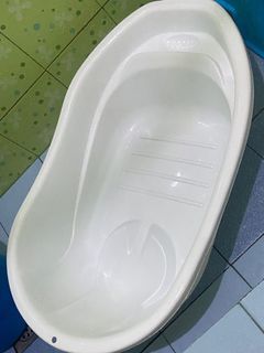 Baby bathtub with FREE baby electric nail cutter