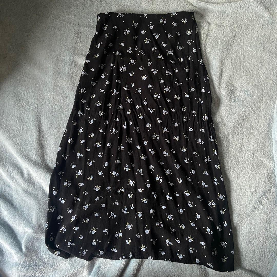 brandy melville phoebe skirt blue floral, Women's Fashion, Bottoms