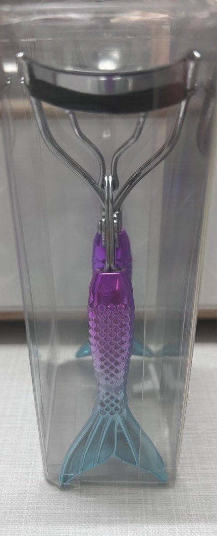 Eye lash curler (Category: Makeup) located in Quezon City. Submitted by beah07 (Listing ID 1256729522, Image 3). Description: .