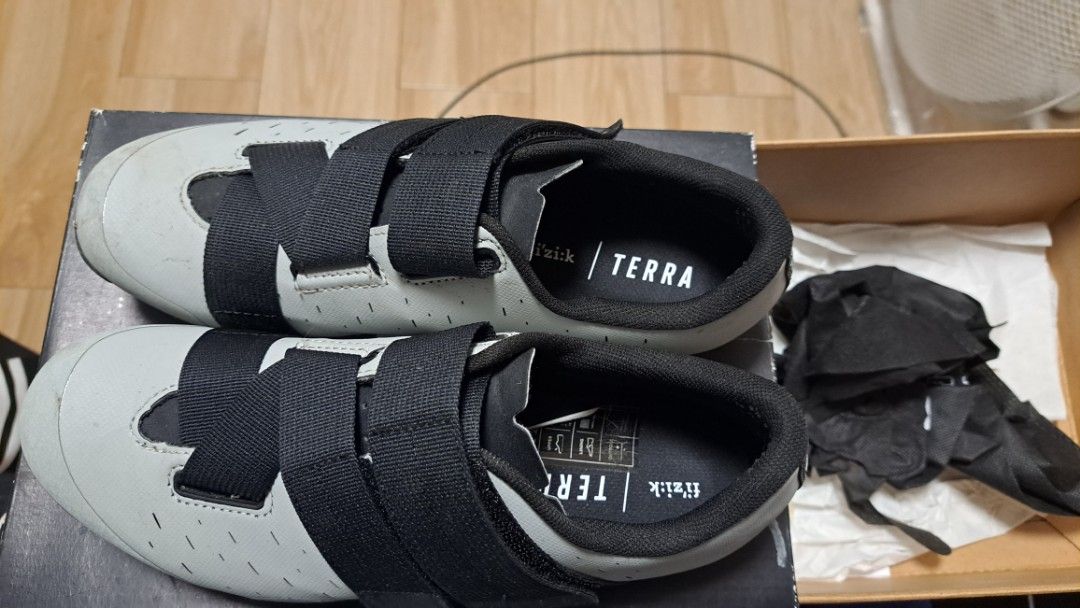 Fizik Terra Powerstrap X4 Size 41 (Category: Bicycles) located in Taguig. Submitted by mikechoyan (Listing ID 1256656250, Image 2). Description: POWERSTRAP X4 is a versatile and ubiquitous gravel-focused shoe, designed for drop-bar riders whose adventures and aspirations take them beyond the traditional paved roads. Details: - Mint, used less than 10 times - with spd cleats - color gray - bought in Mindanao for 7.7K fixed price..