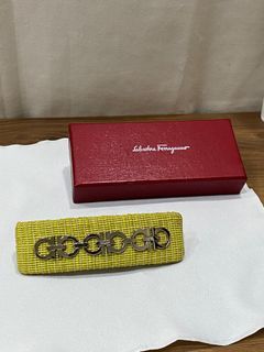 正品 Salvatore Ferragamo 菲拉格慕 義大利製 🇮🇹 髮夾 髮飾 綠色 編織 長版 飾品 夾子 銀色 金屬  logo 扣環 低調 奢華 簡約 設計 瑕疵品 優惠 Salvatore Ferragamo hair clip hair accessory green plait silver logo chain defective item sale
